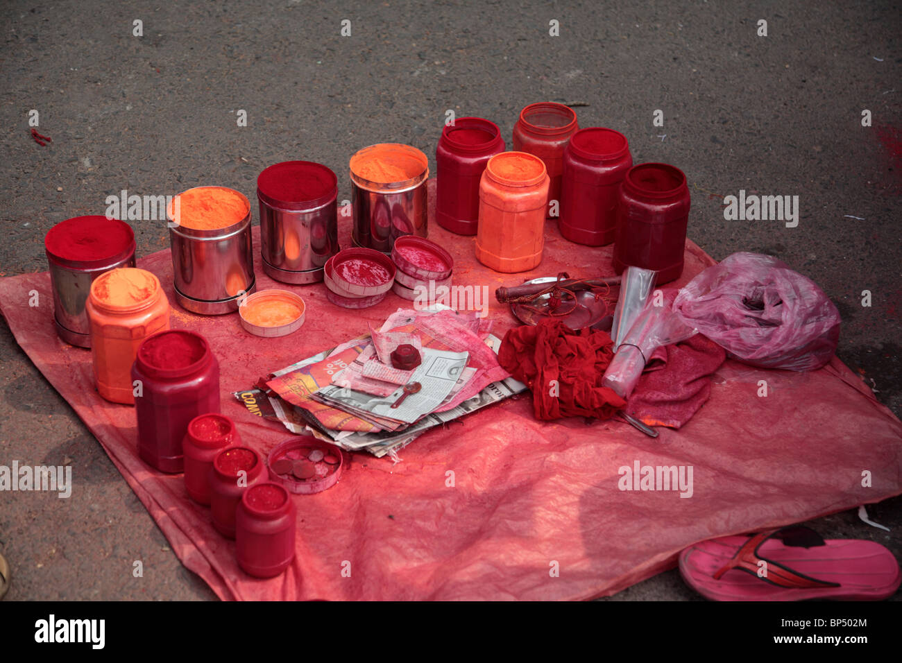 Dekorative rote und rosa Pulverlacke, verwendet in den Diwali Feiern, in einer Straße in Kolkata (früher Kalkutta), Indien. Stockfoto