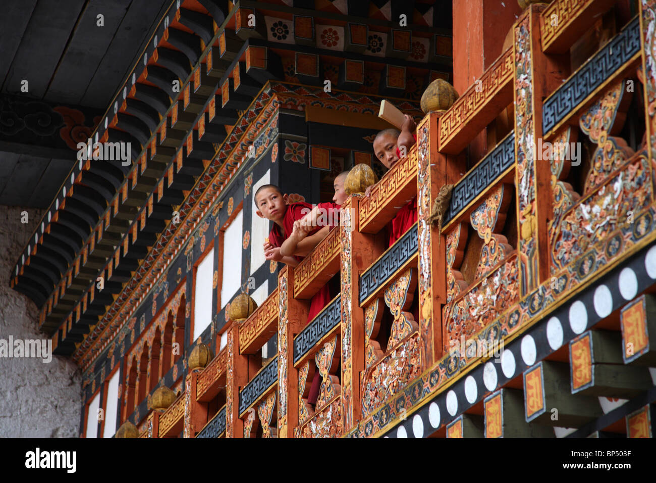 Sehr junge Mönche im Kloster Tashichho Dzong in Thimpu, Bhutan. Stockfoto