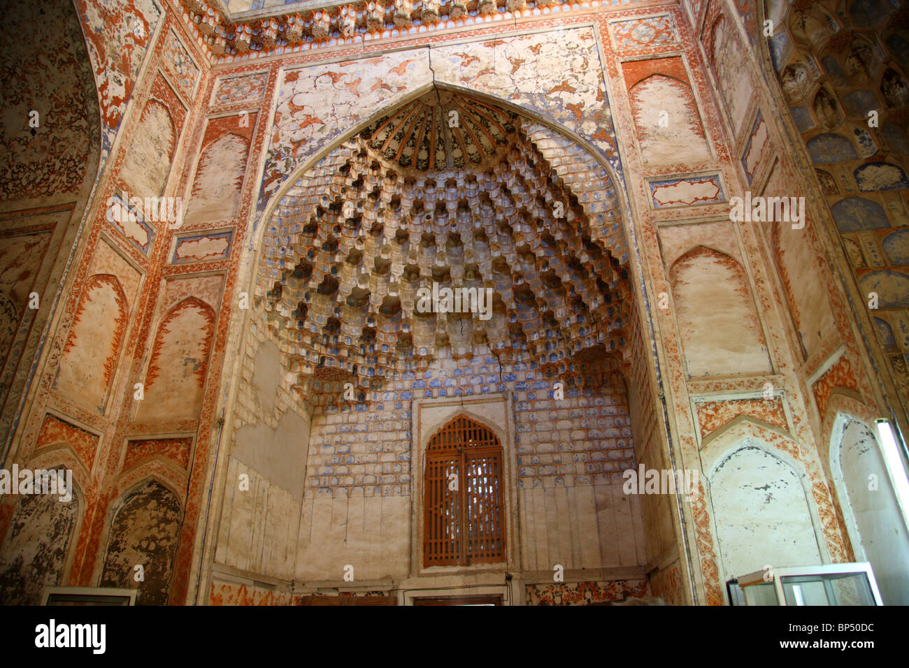 Eine dekorative und sehr geometrisch gemusterte Decke und Wände in Bokhara Madrassa, Bukhara, Uzbekistan. Stockfoto