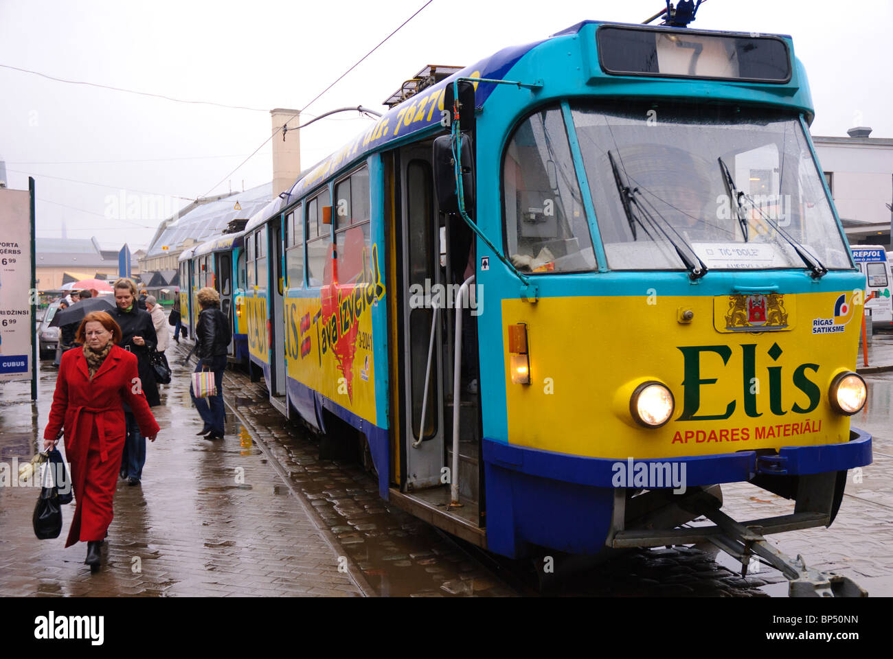 Sowjet-Ära Straßenbahn im Zentrum von Riga, Lettland im Baltikum. Stockfoto