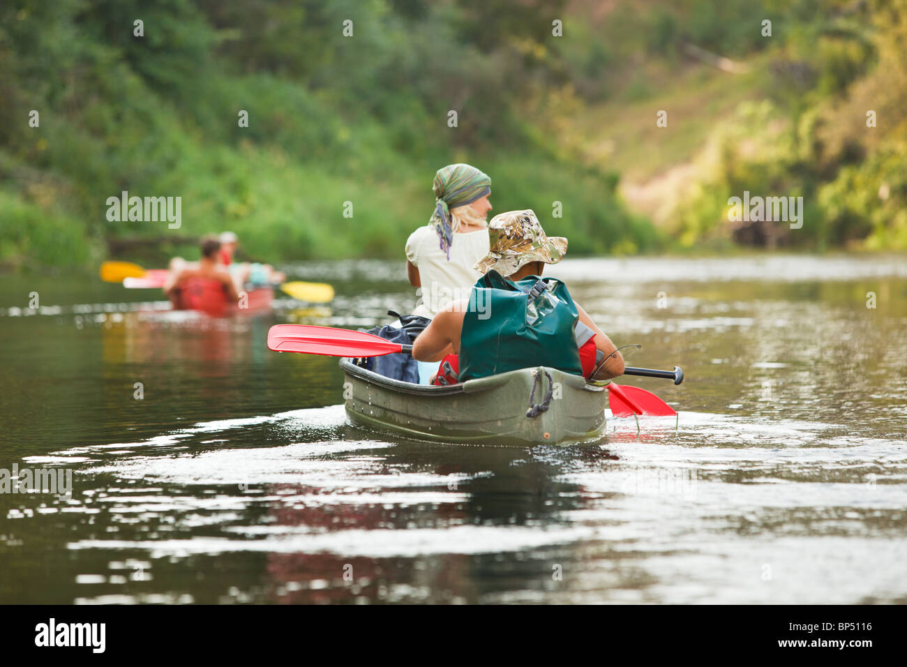 Menschen am Fluss Bootfahren Stockfoto