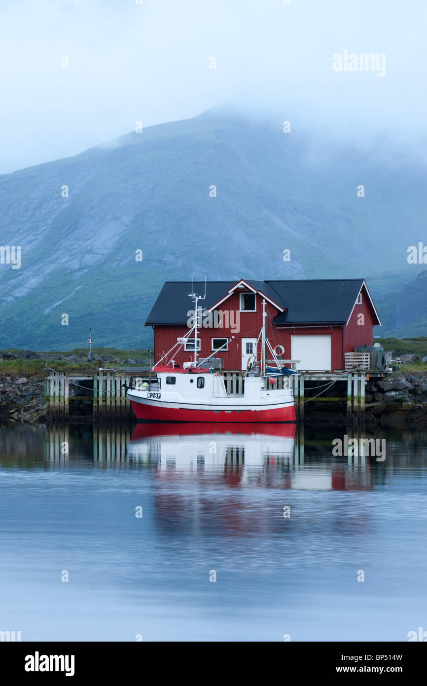 Angelboot/Fischerboot in Ramberg, Lofoten, Norwegen Stockfoto