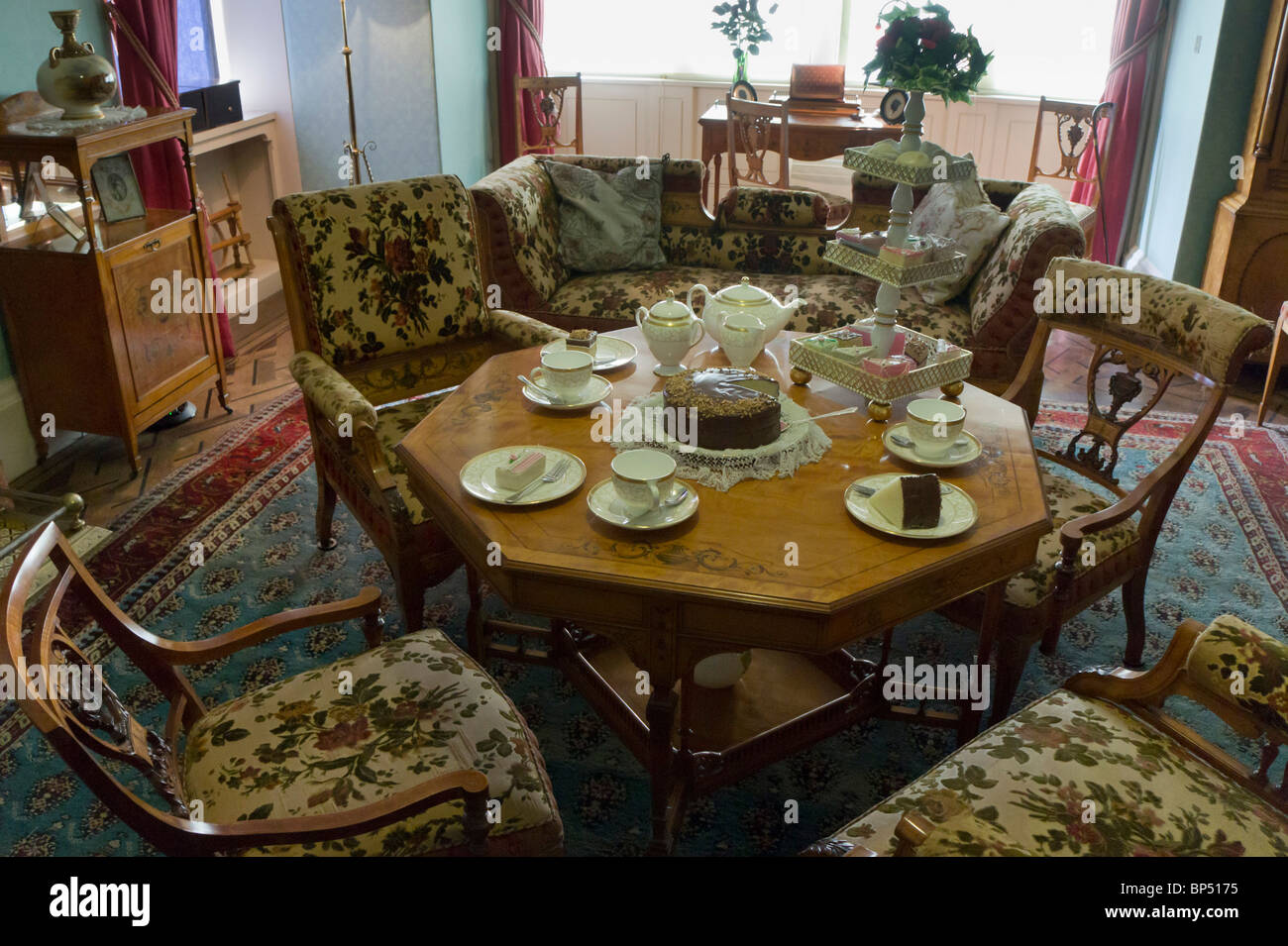 Cragside historisches Haus Northumberland UK - Innenraum - Teatime Ausstellung Stockfoto