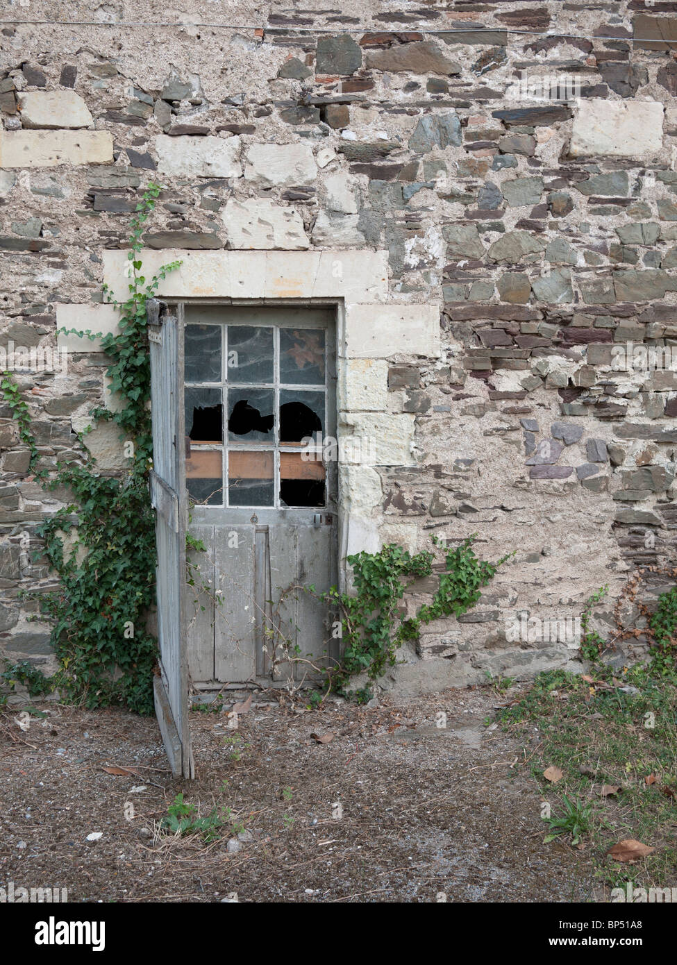 Alte ausgediente Tür in Frankreich, Loire-Region. Stockfoto