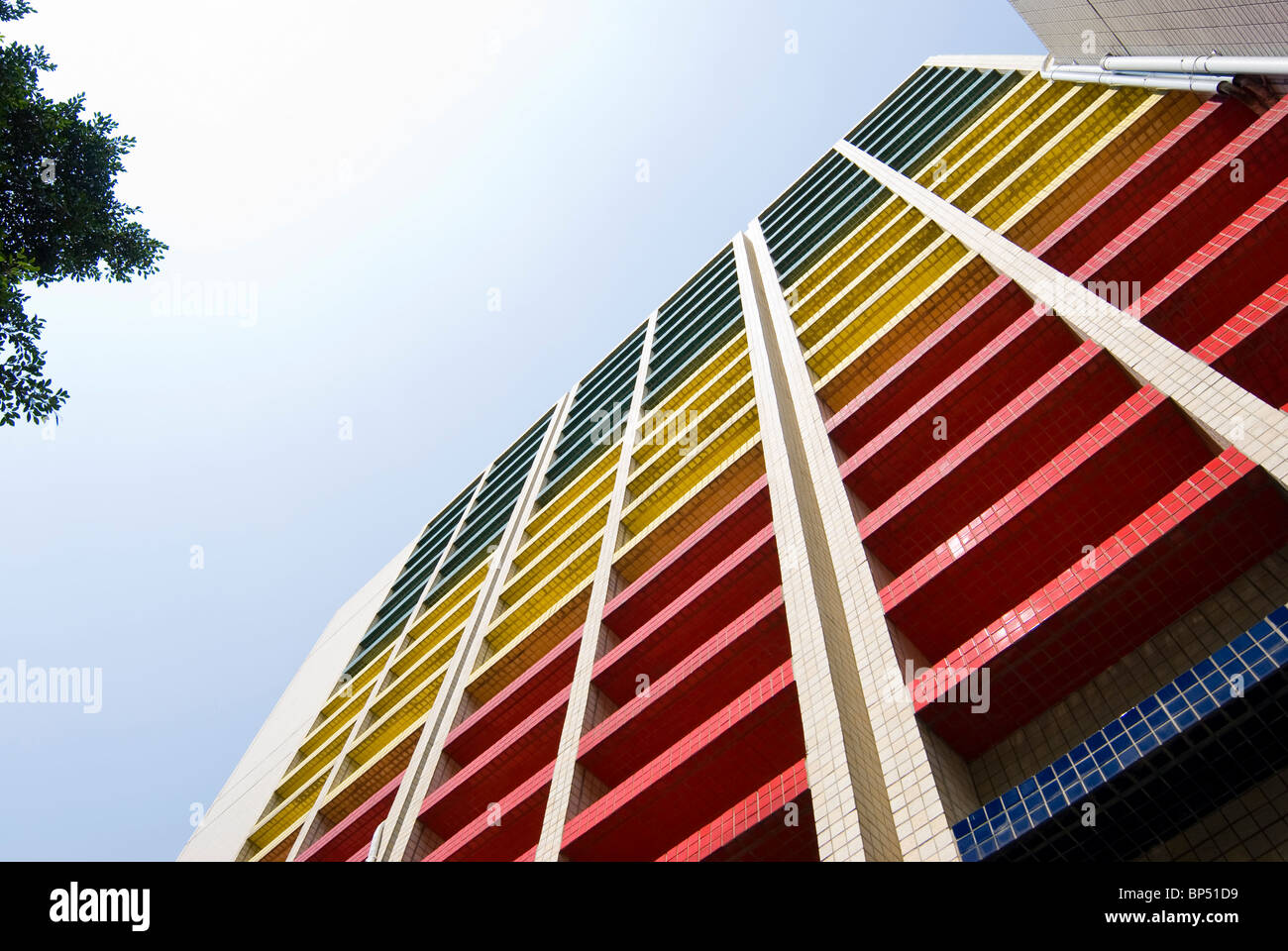 Farbenfrohe moderne Gebäude erstrecken sich auf blauen Himmel. Stockfoto
