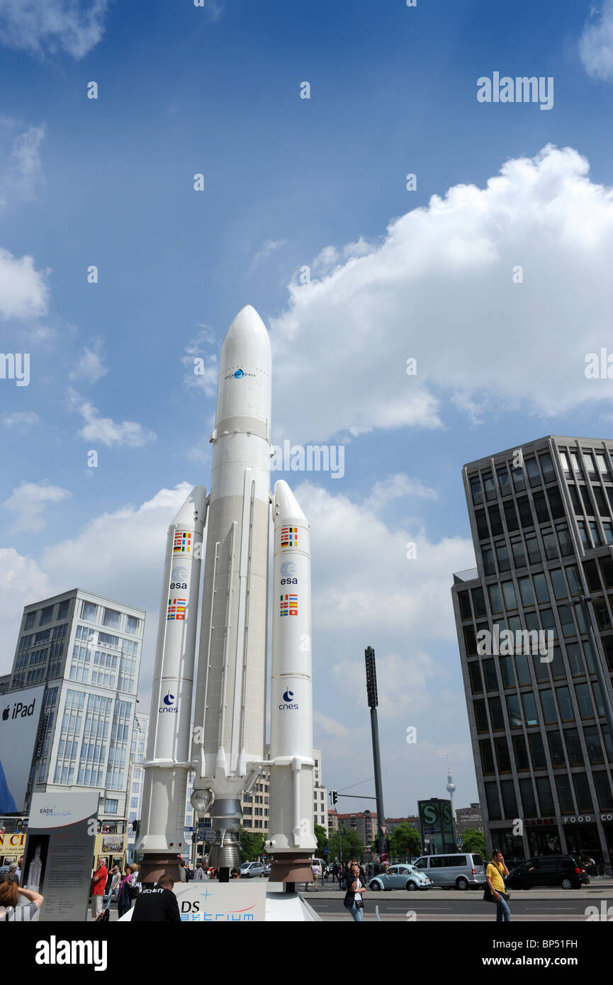 Ariane 5 Rakete im Potsdamer Platz Berlin Deutschland Deutschland ...