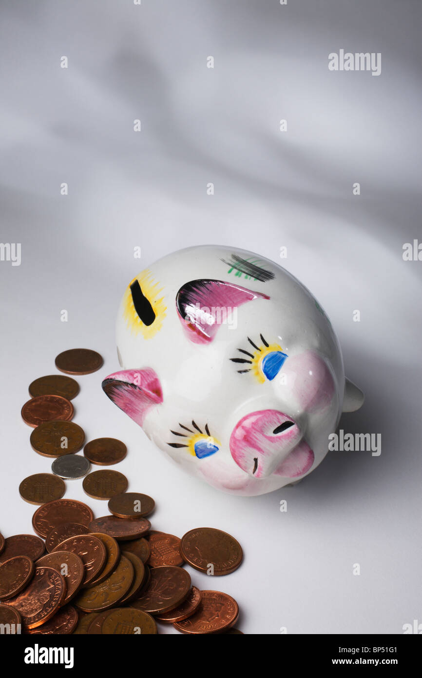 Piggy Bank Bargeld geleert umgefallen. Stockfoto