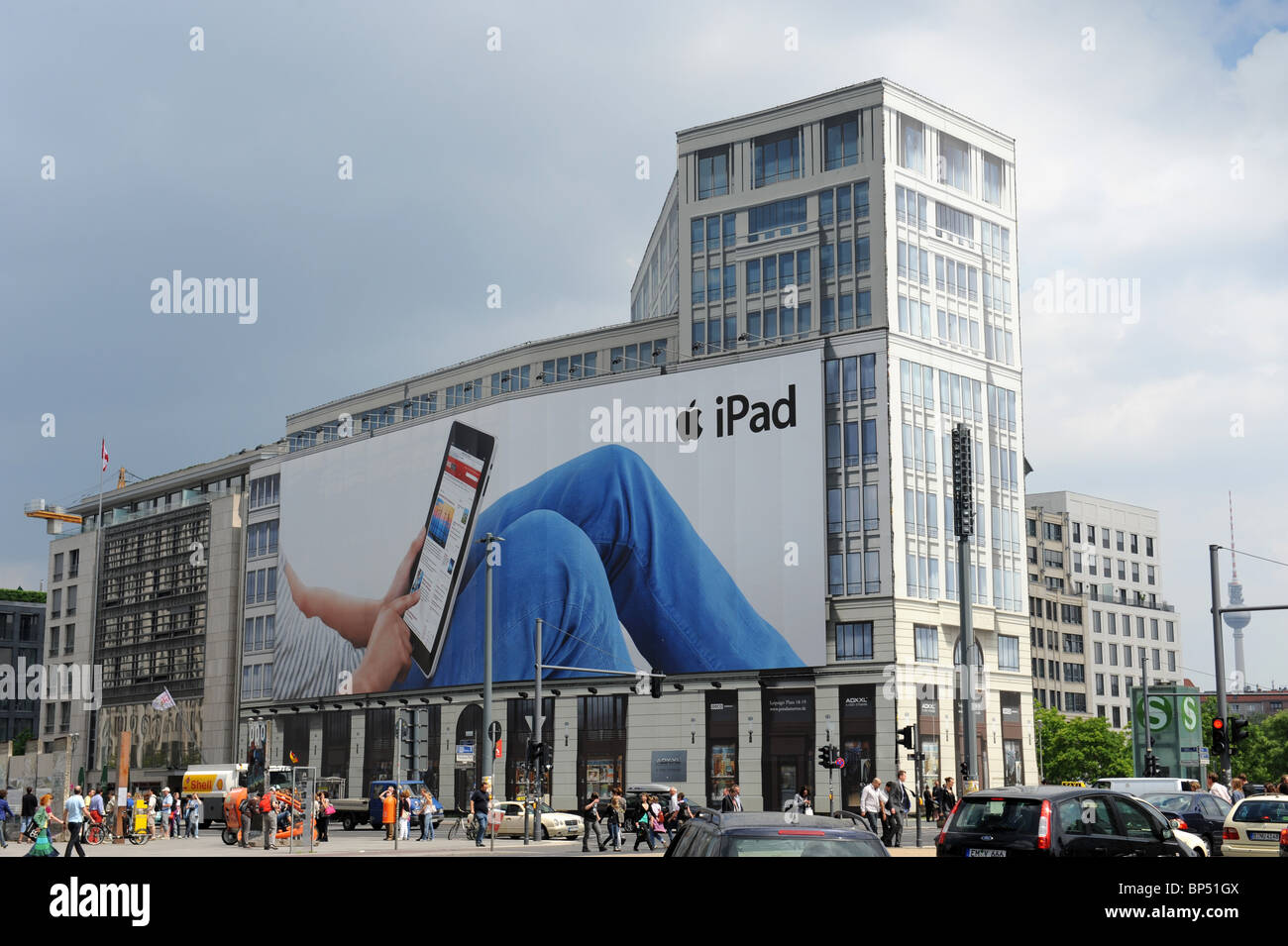 Baustelle getarnt durch einen Bildschirm von einem modernen Gebäude und Ipad Anzeige Potsdamer Platz Berlin Deutschland Deutschland Europa Stockfoto