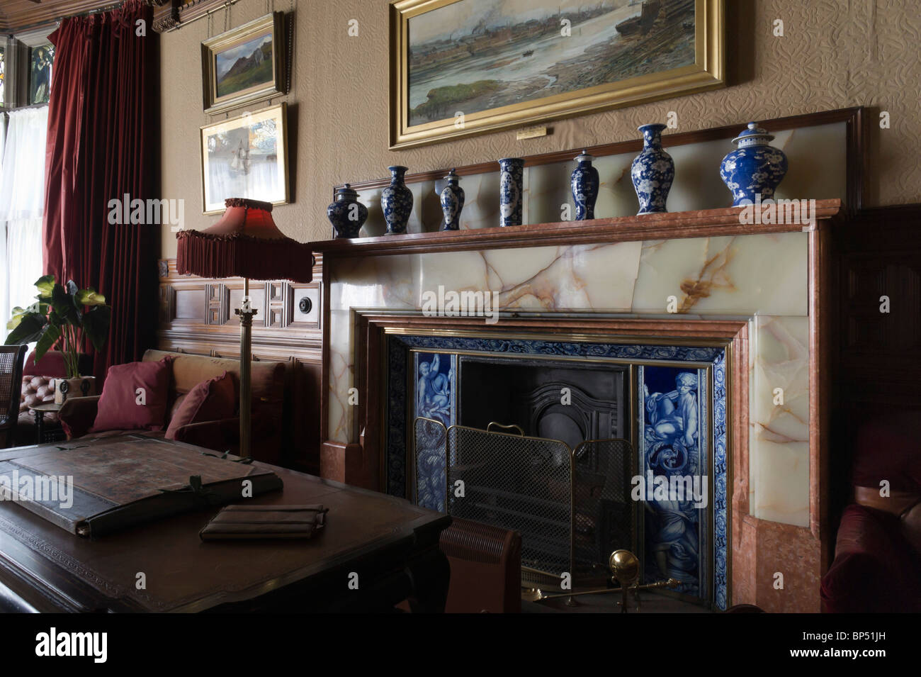 Cragside historisches Haus Northumberland UK - Interieur - Kaminaufsatz Kamin und Ornamente Stockfoto