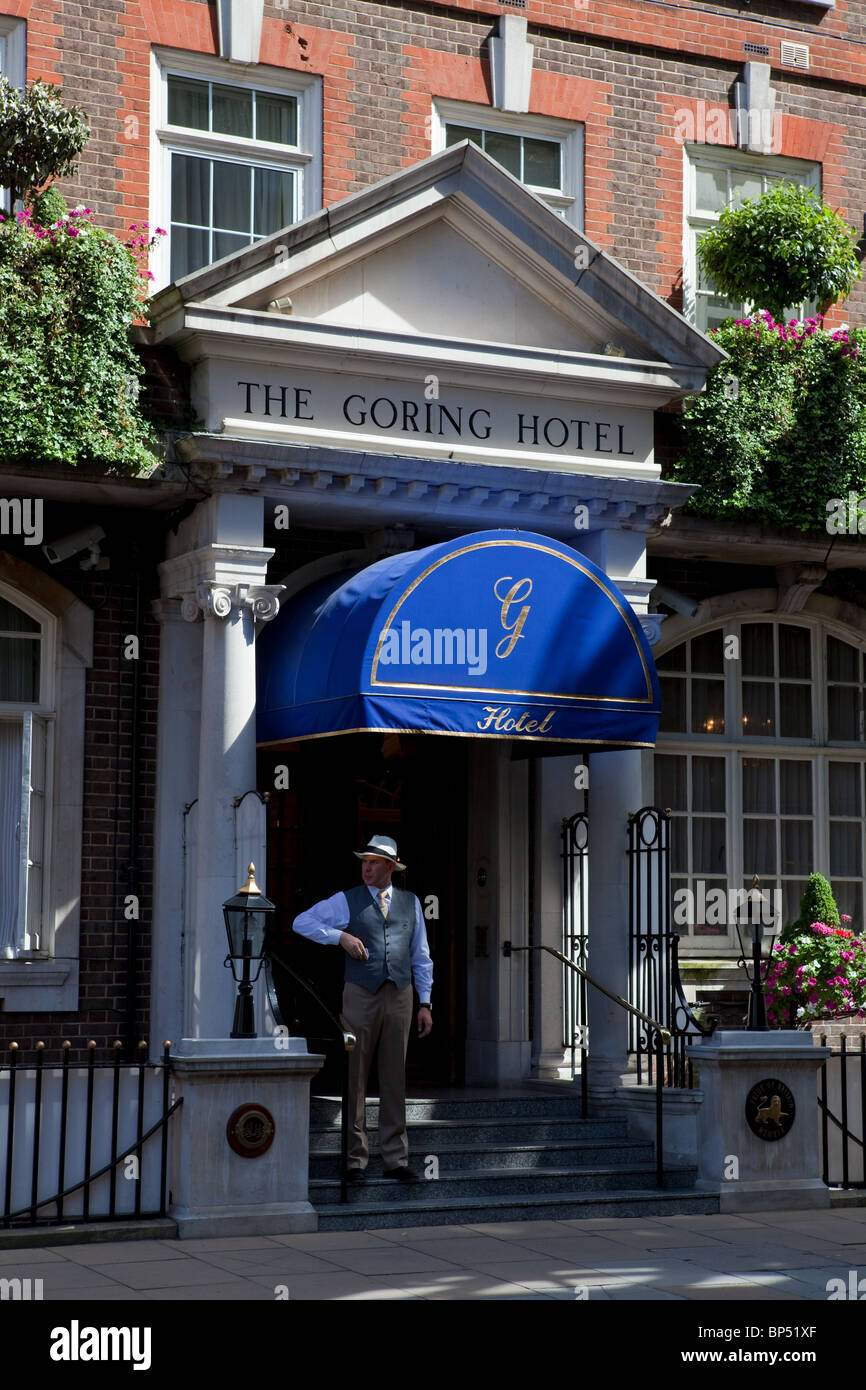 Haupteingang zum sehr beliebten Goring Hotel in Beeston Place in der Nähe von Buckingham Palace in London. Stockfoto
