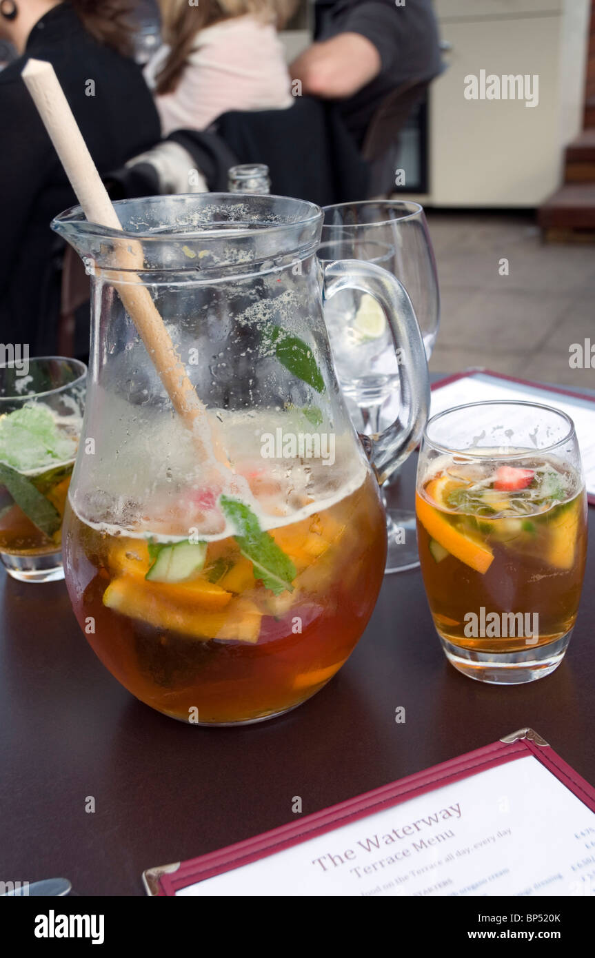 Halb volle cocktail, Sommer Getränk in einen Krug und einem Glas Pimm es No: 1, draußen, im Freien zu essen, London, England, UK, Europa, EU Stockfoto