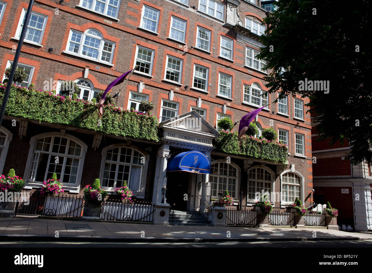 Die vordere Fassade und Haupteingang zum sehr beliebten Goring Hotel in Beeston Place in der Nähe von Buckingham Palace in London. Stockfoto