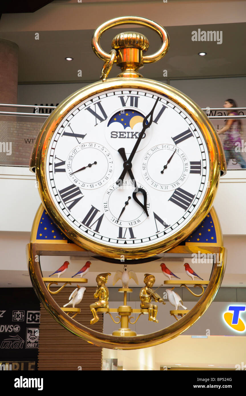 Großen automatisierten Taschenuhr in einem Shopping Center Stockfoto