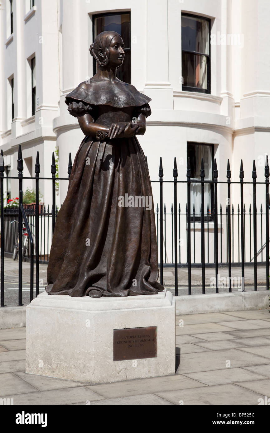 Schöne Bronze Skulptur der jungen Königin Victoria, treffend in Victoria Square, der Buckingham Palace in der Nähe liegt. Stockfoto