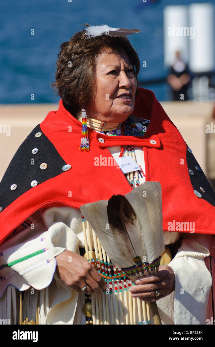 Weibliche indianische (Cheyenne) Umwelt-Aktivist in traditioneller Tracht. Stockfoto