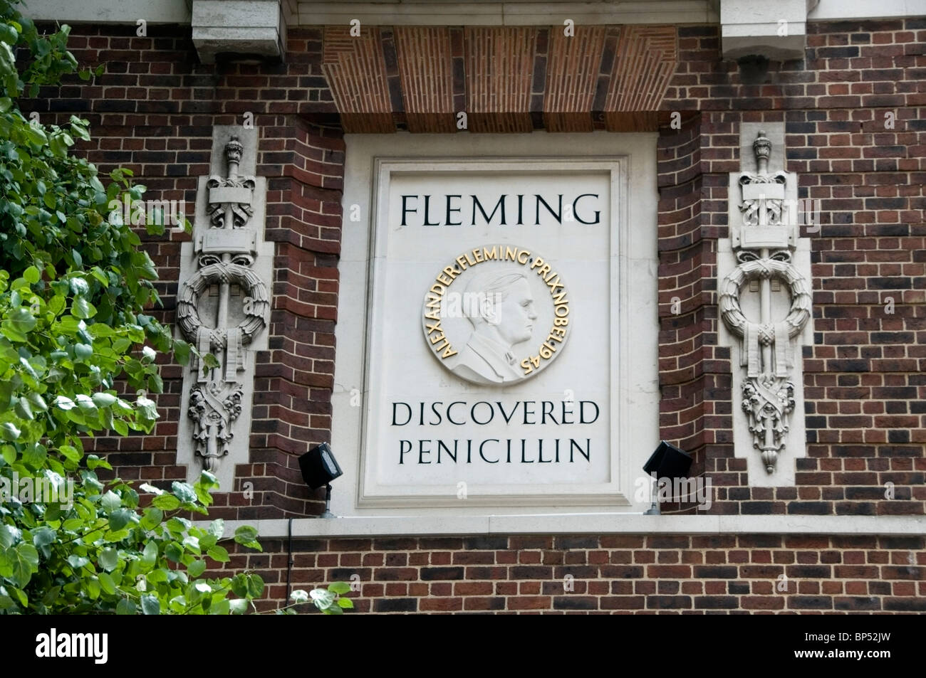 Sir. Alexander Fleming Penicillin Denkmal, close-up dekorative Architektur Porträt auf einer gemauerten Wand, London, UK, Europa, EU Stockfoto