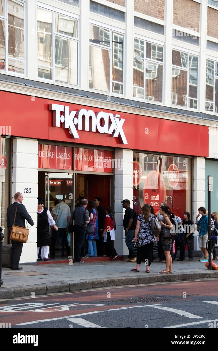 TK Maxx, neue Ladenöffnungszeiten mit Schlange von Menschen zu Charring Cross Road, London, England, UK, Europa, EU Stockfoto