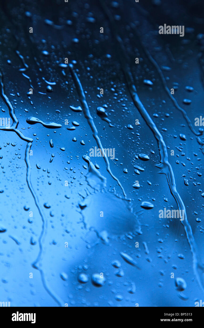 Regen tropft und dribbeln ein Fenster nach unten Stockfoto