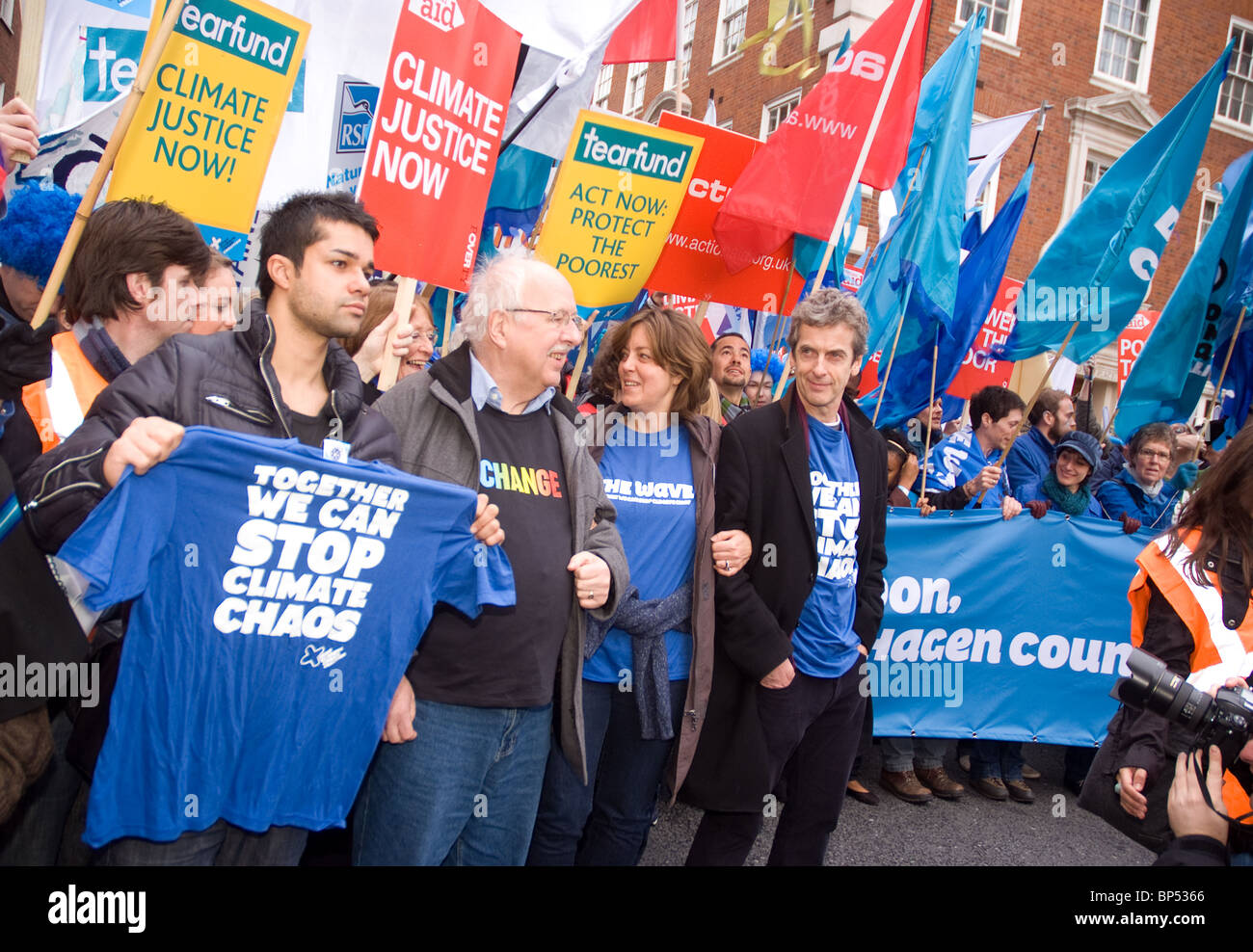 Michael Fisch, Greta Scacchi und Peter Capaldi gemeinsam mit Demonstrant auf Klima-Änderung-Rallye London 2009 Stockfoto