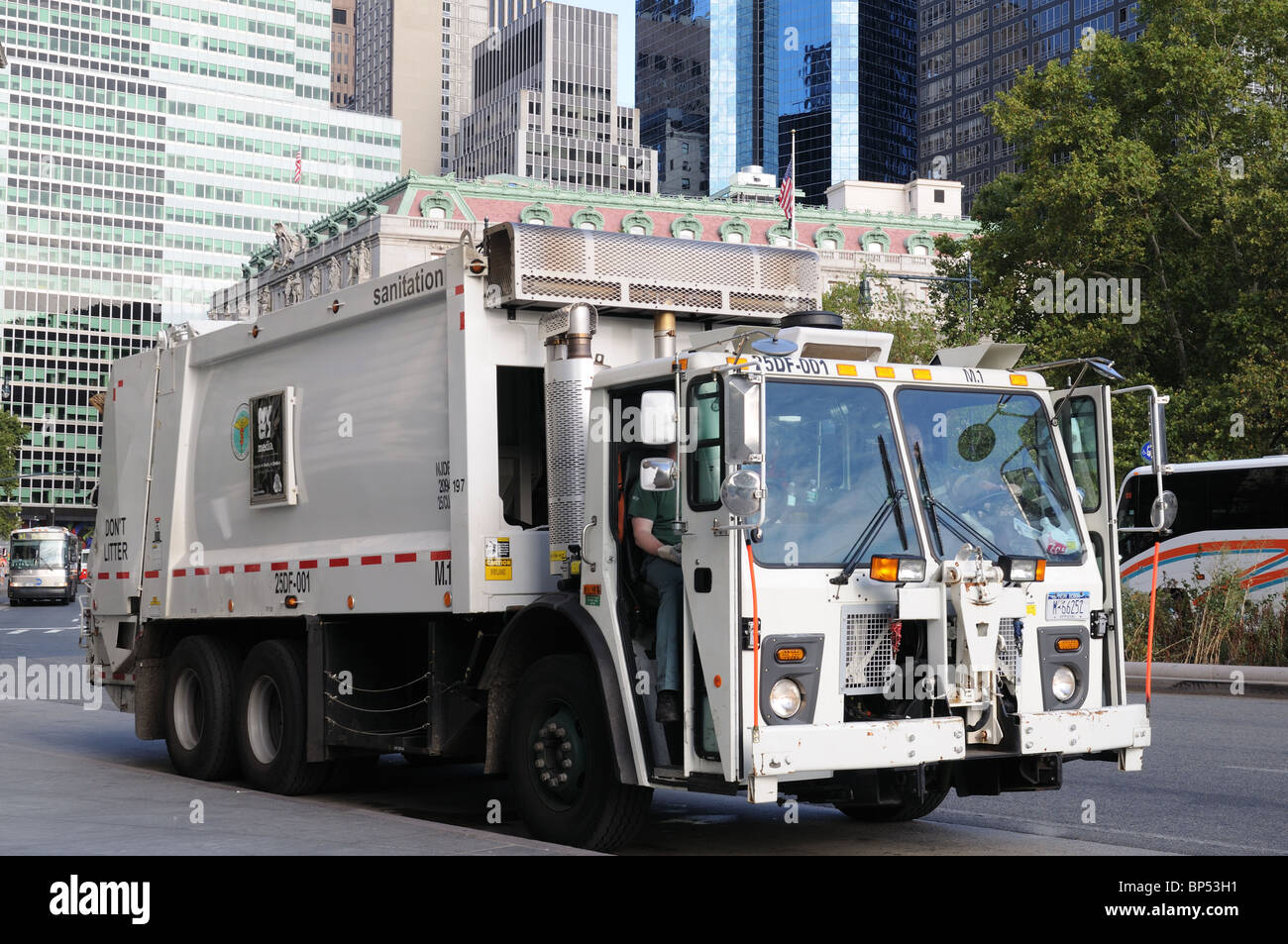 Ein Müllwagen-Sammlung in Lower Manhattan. Stockfoto