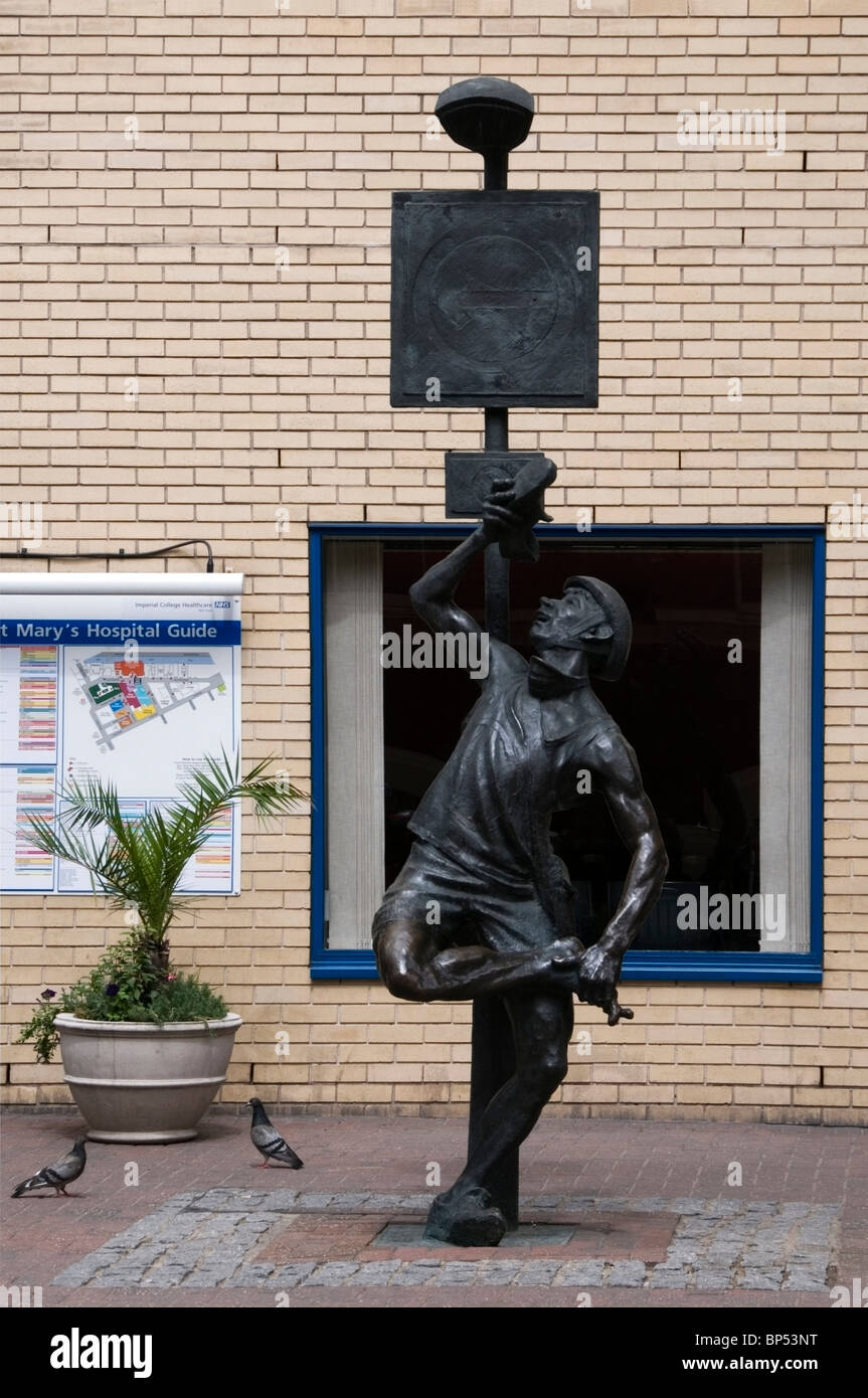 Skulptur des verletzten Mannes außerhalb St. Marien-Hospital mit Karte von Hospital, Paddington, London, UK, Europa, EU Stockfoto
