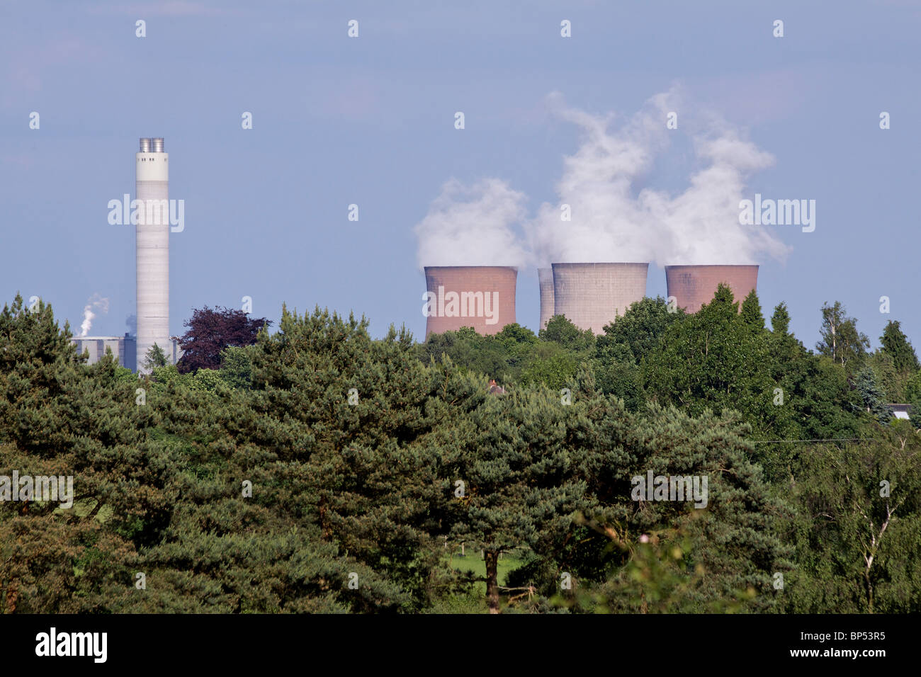 Vier Backsteintürme Kohle gefeuert Rugeley Kraftwerk Rugeley mit Bäumen im Vordergrund, in der Nähe von Cannock Chase, Staffordshire Stockfoto