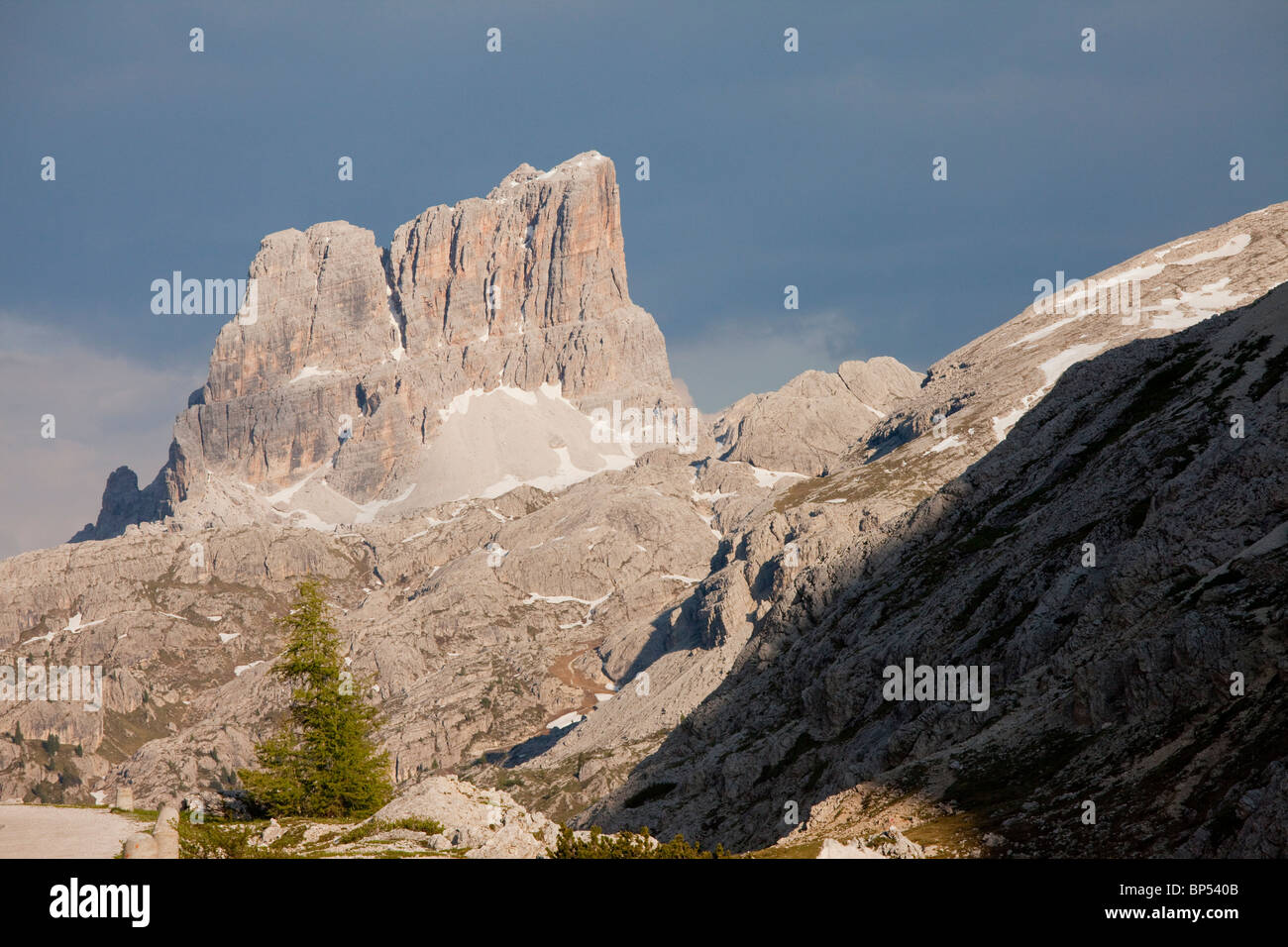 Passo Falzarego und die Berge im Süden davon, den Dolomiten. Stockfoto