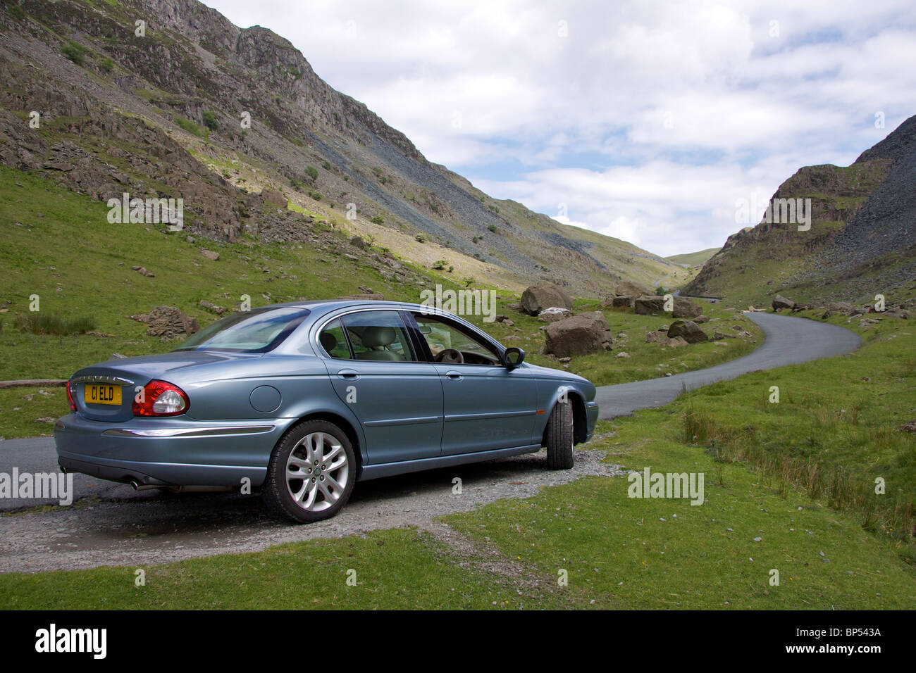 Ein X-Type Jaguar, Weg von der B5289 geparkt führt zu Honister Pass, eines Cumbria höchste übergibt, Borrowdale, Lake District Stockfoto