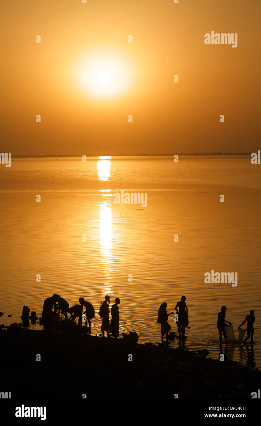 Menschen Waschen im Fluss Niger bei Sonnenuntergang während der Festival sur le Niger, segou, Mali, Westafrika Stockfoto