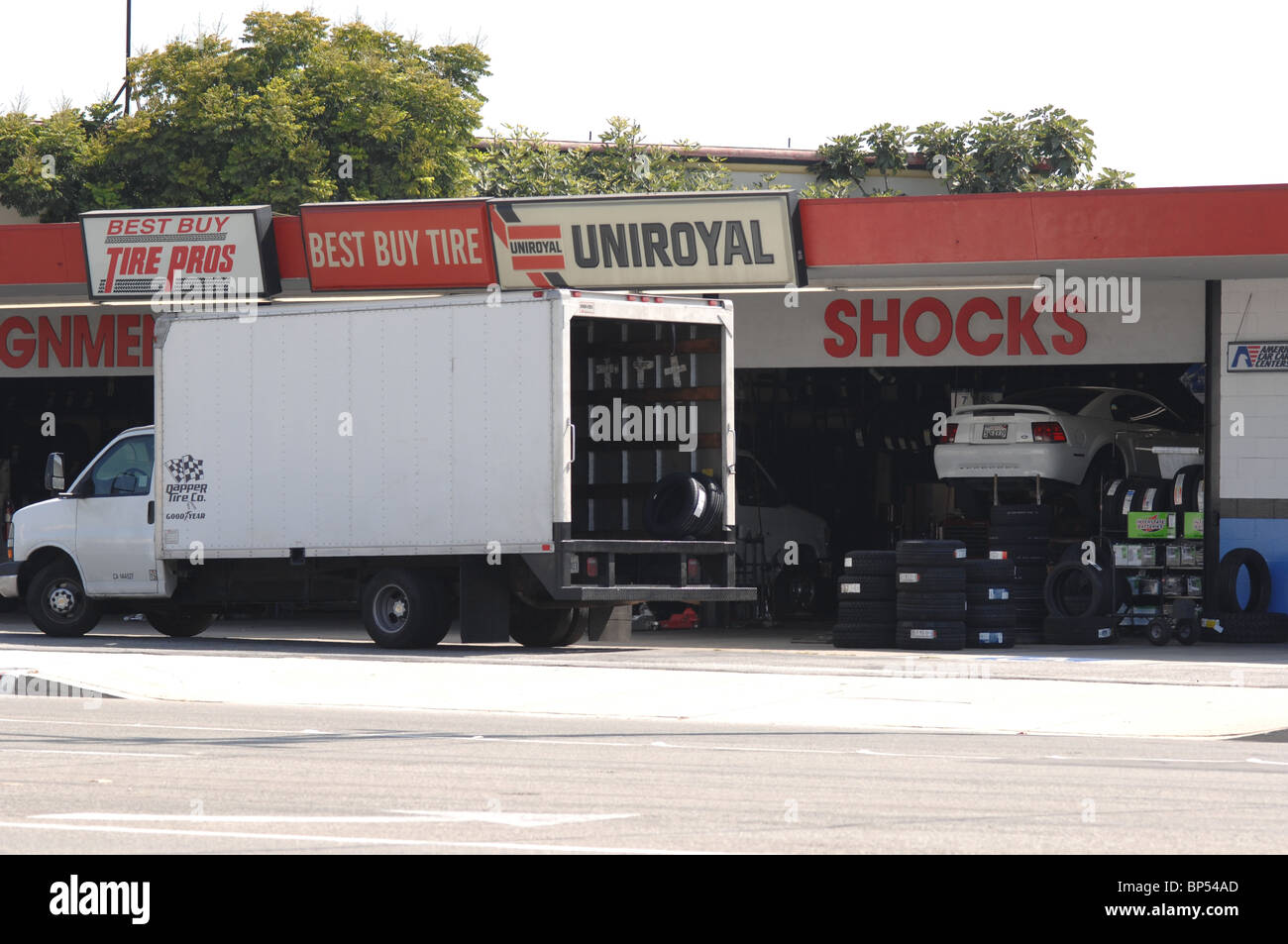 Reifen Sie-Vertrieb und Kfz-Reparatur, die Entgegennahme einer Lieferung der Reifen. Stockfoto