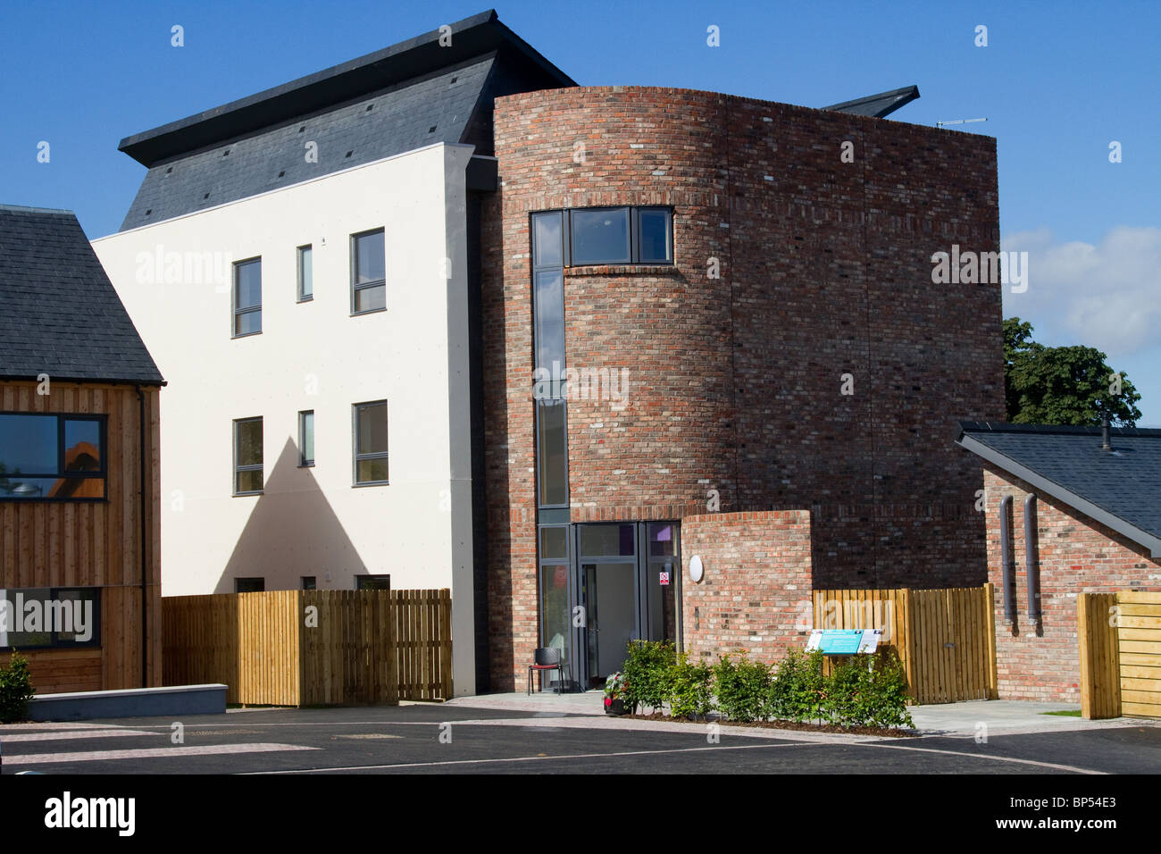 Neues, modernes Konzept Häuser. Kebbie Apartments, umweltfreundliche Heimische Architektur an der Schottland Gehäuse Expo, Milton von Leys, Invernesss, Schottland, Großbritannien Stockfoto