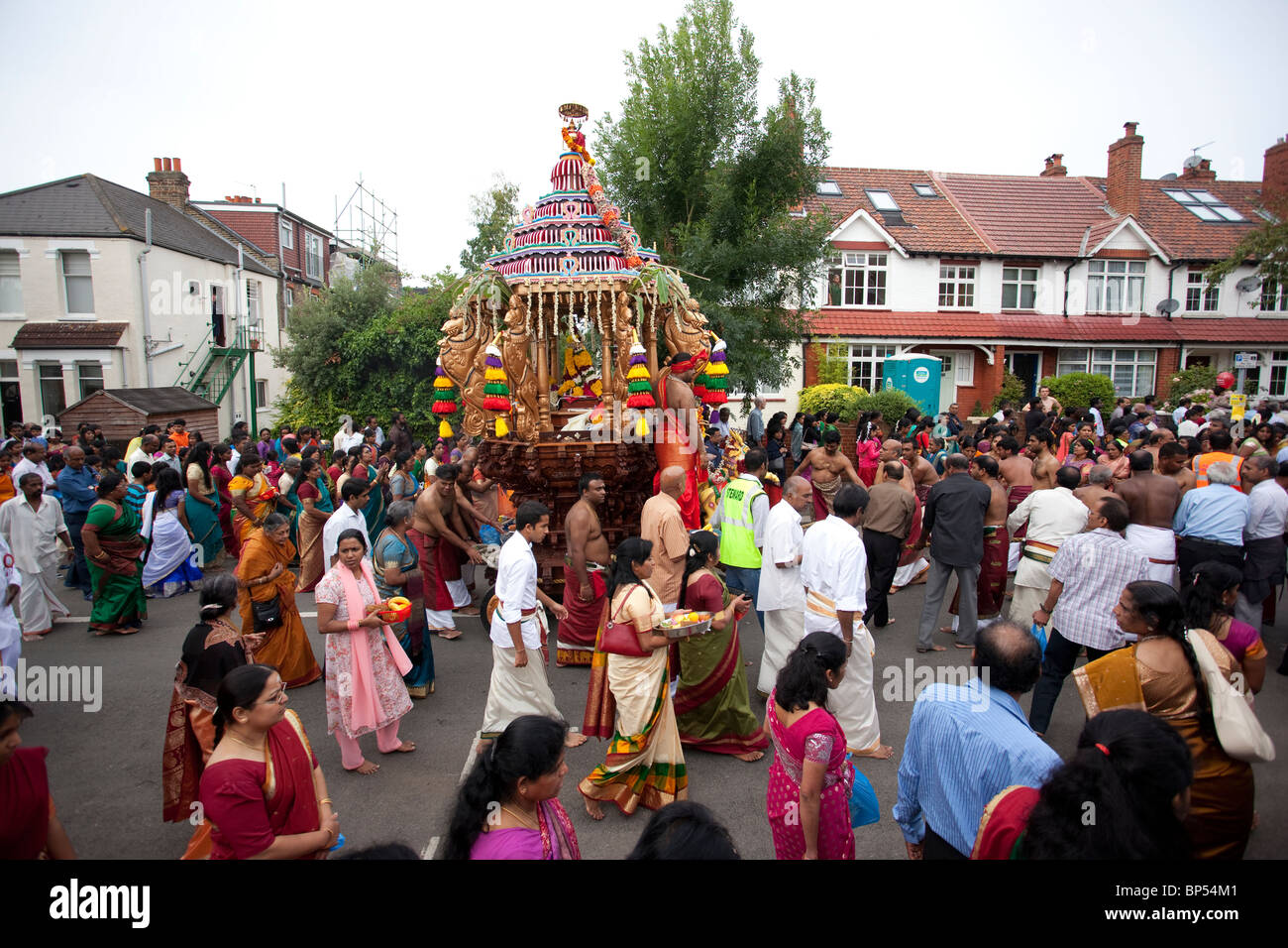 Tausende besuchen das jährliche Chariot Festival vom Tamil Hindu Shree Ganapathy Tempel in Wimbledon, Southwest London, England, Großbritannien Stockfoto