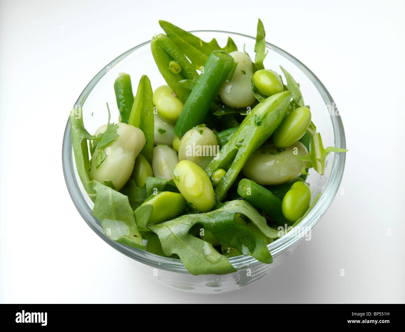 Salat aus grünen Bohnen in eine Glasschüssel auf weißem Hintergrund Stockfoto