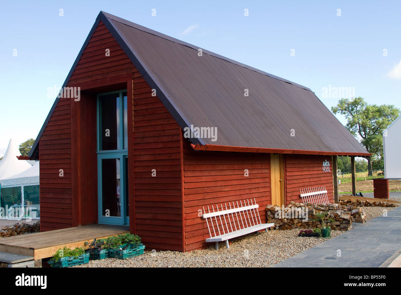 Neues, modernes Konzept Häuser. Anta, umweltfreundlich Holz- Inländische Architektur an der Schottland Gehäuse Expo, Milton von Leys, Invernesss, Schottland, Großbritannien Stockfoto