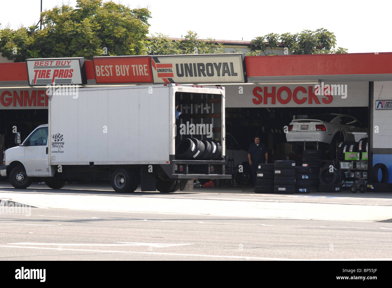 Reifen Sie-Vertrieb und Kfz-Reparatur, die Entgegennahme einer Lieferung der Reifen. Stockfoto