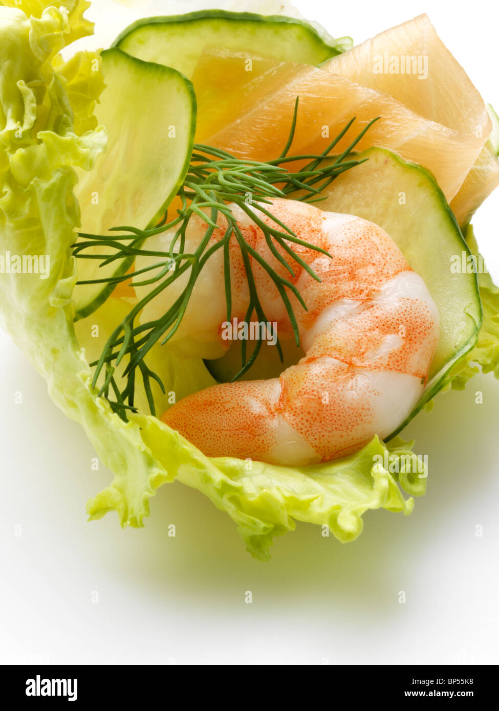 Eine Garnele Salat Gurkenscheiben mit dill Stockfotografie - Alamy