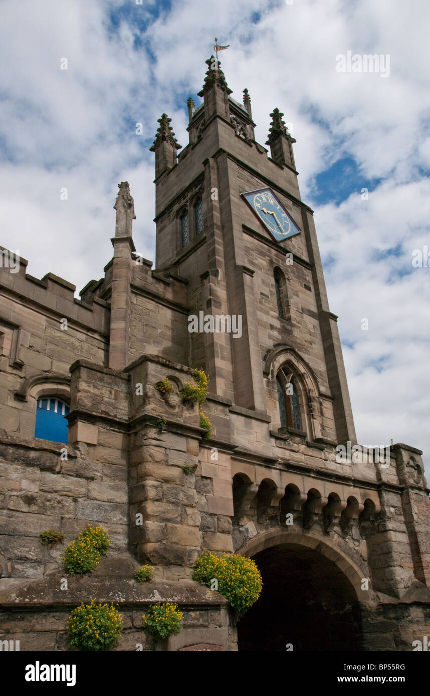 Eine vertikale Aufnahme das Osttor in Warwick. Stockfoto