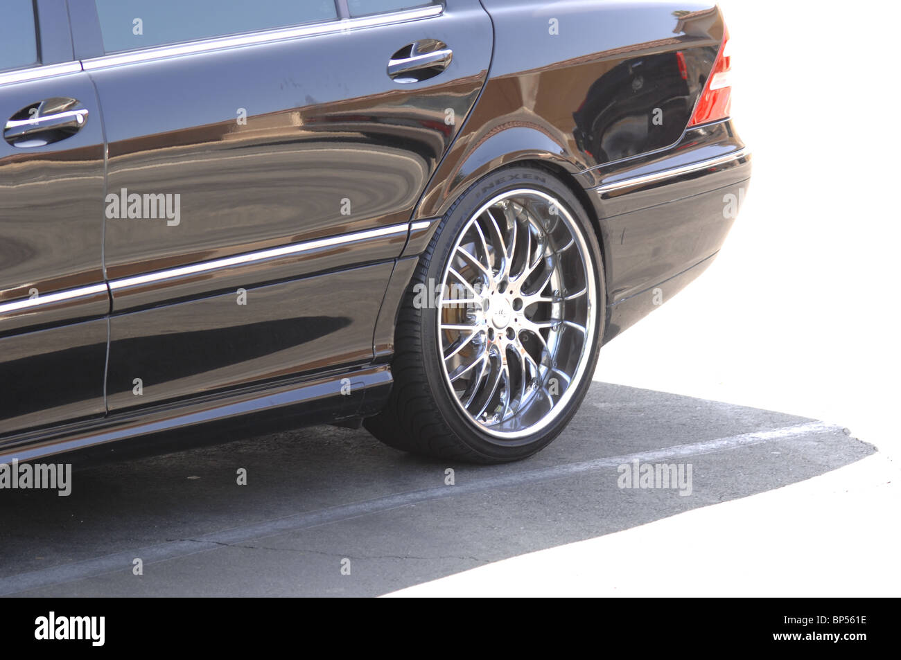 Benutzerdefinierte Felgen und Reifen auf ein Luxus-Auto. Stockfoto