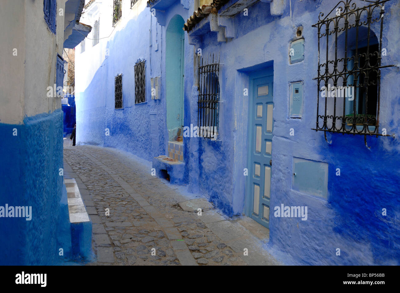 Blaue Straße, blaue Häuser, Kopfsteinpflaster & blauen Türen, Chefchaouen, Marokko Stockfoto