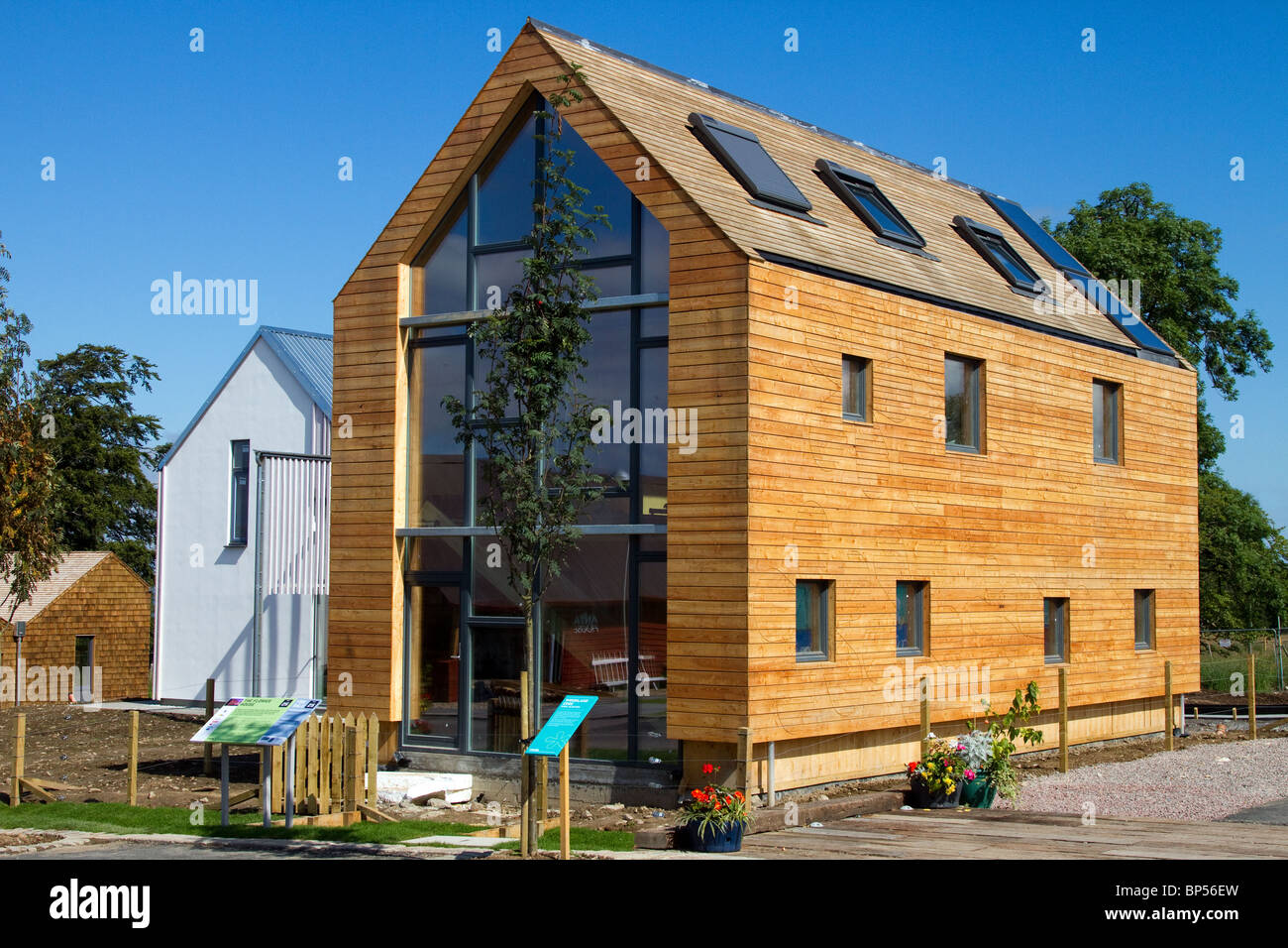 Neues, modernes Konzept Häuser. Flower House, umweltfreundliche Heimische Architektur an der Schottland Gehäuse Expo, Milton von Leys, Invernesss, Schottland, Großbritannien Stockfoto