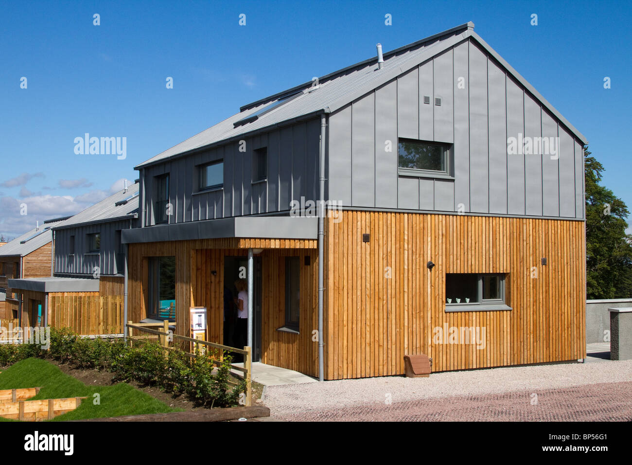 Neue moderne Konzepthäuser. „Crossing the Burn“ Eco-friendly Domestic Architecture auf der Scotland Housing Expo, Milton of Leys, Inverness, Schottland, Stockfoto