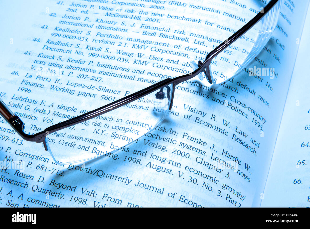 Brille Buch auflegen. Stockfoto