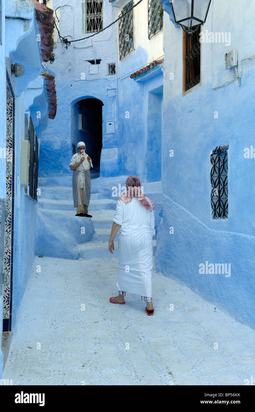 Paar der marokkanischen Frauen oder Nachbarn treffen & Chat in den blauen Gassen von Chefchaouen, Marokko Stockfoto