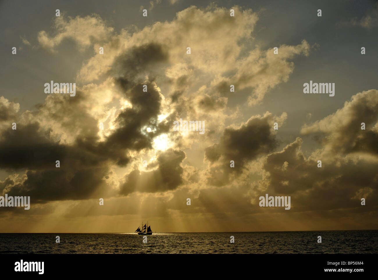Die Insel Santorini in den griechischen Kykladen Segeln Sie Schiff unter der untergehenden Sonne Stockfoto