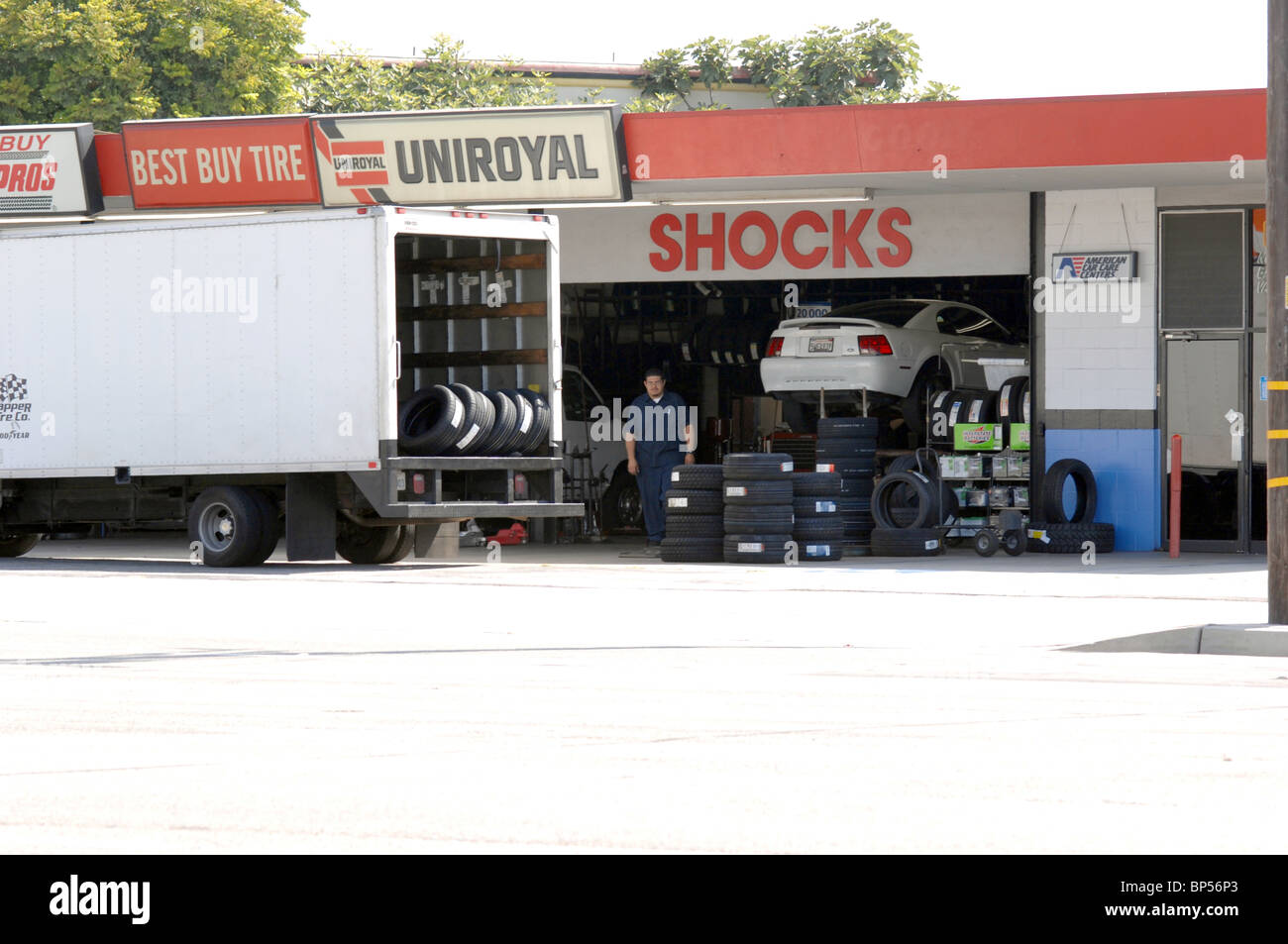 Reifen Sie-Vertrieb und Kfz-Reparatur, die Entgegennahme einer Lieferung der Reifen. Stockfoto
