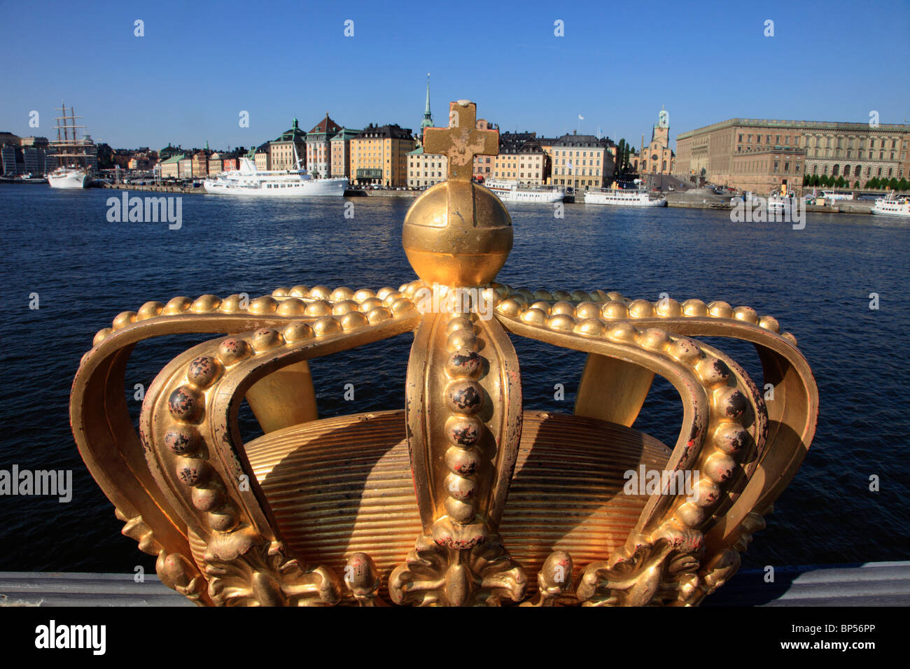 Schweden, Stockholm, Hafen, Krone auf Skeppsholm Brücke, Stockfoto