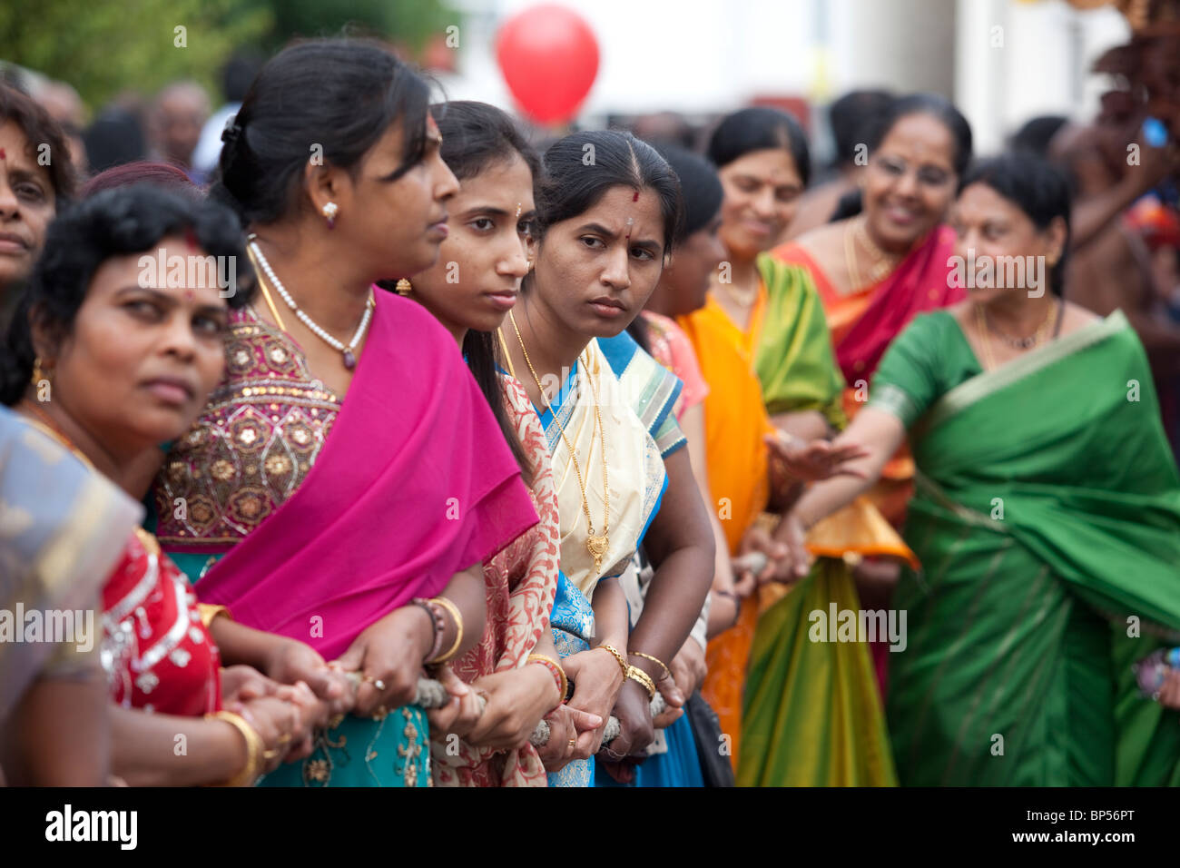 Tausende besuchen das jährliche Chariot Festival vom Tamil Hindu Shree Ganapathy Tempel in Wimbledon, Southwest London, England, Großbritannien Stockfoto