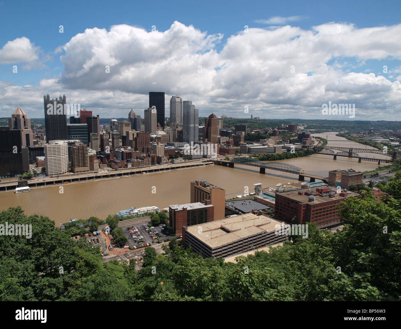 Pittsburgh Pennsylvania Blick auf den Fluss und die Skyline an einem klaren Tag. Stockfoto