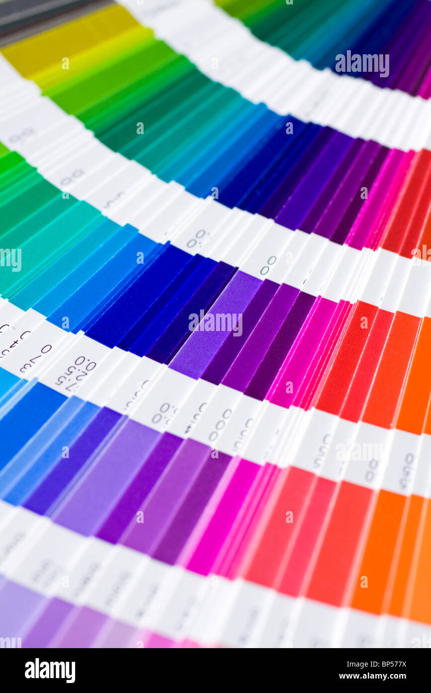 Pantone-Probe-Farben-Katalog zu öffnen Stockfoto