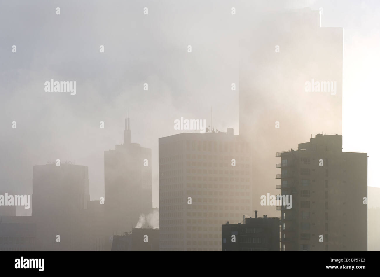San Francsico Bürogebäude in Nebel Stockfoto